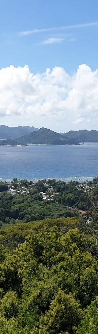 Auf dem höchsten Punkt von La Digue
